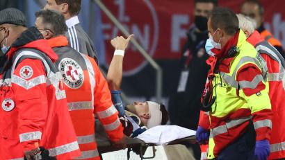 Bild: Daniel Karmann/dpa
Nach seinem heftigen Zusammenprall mit dem Hamburger Miro Muheim wurde Club-Youngster Tom Krauß aus dem Stadion getragen und ins Krankenhaus gebracht. Nach dem ersten Schrecken beruhigte er die Fans mit dem Daumen nach oben.