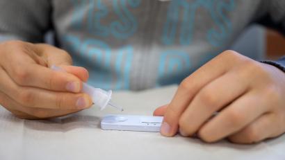 Symbolbild: Sebastian Gollnow/dpa
An den Schulen sollen unter anderem regelmäßige Corona-Tests dafür sorgen, dass Infektionen frühzeitig erkannt werden.
