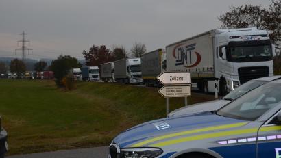 Bild: dob
Keine leichte Aufgabe für die Polizeibeamten, die auch noch andere Aufgaben haben, als die Verkehrsregelung auf dem Autohof in Waidhaus zu übernehmen. Abhilfe könnte nur der Zoll schaffen.