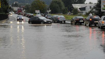 Archivbild: Petra Hartl
So sah es am Nachmittag des 2. September 2011 auf der Bayreuther Straße aus. Enorme Wassermassen schossen damals durch Ammersricht und den Wagrain.