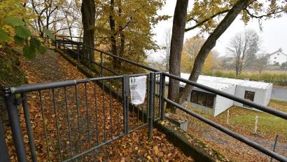 Bild: Petra Hartl
Nachts ist der Aufgang zum Schlossberg in Rosenberg gesperrt. Doch wer dort oben feiern will, lässt sich von dem Tor nicht wirklich abhalten. Der Zugang soll deshalb mit Videokameras überwacht werden. Die Container der Kita „Eulenland“ im Hintergrund sind als Standort für die Kameras umstritten.