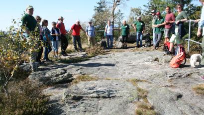 Archivbild: roh
Schöne Erinnerungen verbinden die Teilnehmer mit den FGV-Wanderungen. Das Bild zeigt eine Gruppe auf dem Plateau der „Steinschlatter“.