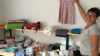 Bild: Robert Adunka/exb
Jede Menge gespendeter Baby- und Kindersachen verkaufte Doris Adunka mit ihrem Helferteam im ehemaligen Kolonialwarenladen in der Neutorgasse. Jetzt konnte sie 1660 Euro an Bedürftige überweisen.