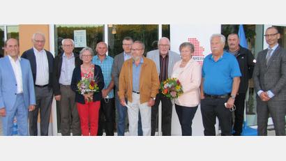Bild: bij
Bei einer Jubilarehrung zeichnet die Industriegewerkschaft Bergbau-Chemie-Energie (IG BCE) langjährige und verdiente Mitglieder aus 
(von links): Ortsgruppenvorsitzender Josef Birner, Hans Specht, Karl-Heinz Gebhardt, Birgit Schärtl, Johann Heindl, Manfred Kummer, Johann Gebhard, Rudi Hanft, Luise Hübner-Klier, Max Haberl, Johann Scherer und der kommissarische Bezirksleiter Rainer Hoffmann.