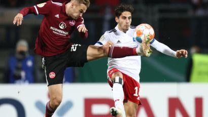 Bild: Daniel Karmann/dpa
Nürnbergs Tim Handwerker (links) kommt per Scherensprung vor Ludovit Reis (HSV) an den Ball