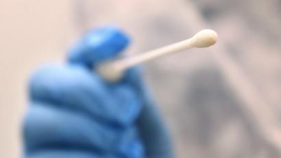 Symbolbild: Karl-Josef Hildenbrand/dpa
Ein Arzt hält in einer Hausarztpraxis einen Tupfer für einen Coronatest-Abstrich. Am Mittwoch gab es im Landkreis Tirschenreuth 19 positive Coronatests.