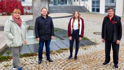 Bild: hai
Lisa Geier (Zweite von rechts) wird als Christkind den Weihnachtsmarkt am 21. November eröffnen. Heike Geier, Bürgermeister Christina Porsch und Lothar Büringer schauten sich den Rathausplatz nochmals genau an, denn dort sollen heuer erstmals die Buden aufgebaut werden.