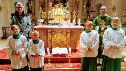 Bild: Pfarramt Bad Neualbenreuth/exb
Noah Koller und Elias Schnurer (vorne, von links) sind neu im Ministranten-Team der Pfarrei Bad Neualbenreuth und der Expositur Ottengrün. Mit im Bild ihre Brüder Magnus und Lukas, die schon länger dabei sind, Pfarrer George Parankimalil sowie Mesner und Ministrantenbeauftragter Wolfgang Plonner.