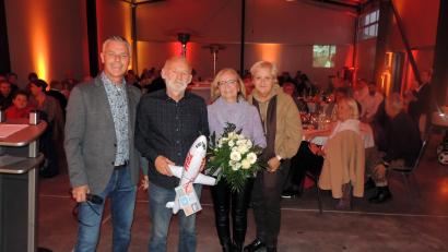 Bild: mor
Klaus (links) und Ingrid Meißner (rechts) danken Werner Wächter für seine 20-jährige Treue zur Firma, Blumen gibt es für Ehefrau Gaby.