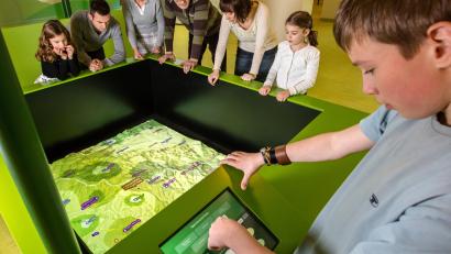 Archivbild: Michael Reichel/dpa
Auch für Kinder gibt es im Informationszentrum im Biosphärenreservat Thüringer Wald einiges zu entdecken. Für Schulklassen stehen zudem Räume für Experimente zur Verfügung.