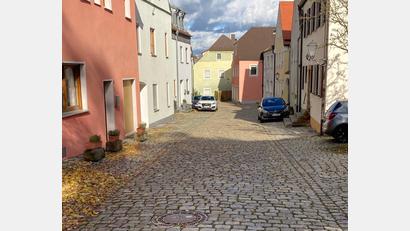 Bild: e
Die Klostergasse in Vilseck gehört zu den Problembereichen in der Innenstadt und bedarf einer Sanierung. Vorgesehen ist der Teilaustausch des Kopfsteinpflasters, flaches Pflaster wäre besser begehbar.