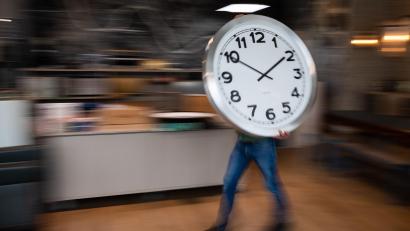 Symbolbild: Robert Michael
Am 31. Oktober wird aus 3 Uhr morgens 2 Uhr morgens - die Uhr wird eine Stunde zurückgestellt.