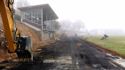Bild: Portner
Baustelle im Herbstnebel: Der Sand auf der Aschenbahn im Jahnstadion ist abgetragen und die alten Stützmauern an der Böschung sind entfernt. In Kürze wird die Sanierung der Tribüne mit barrierefreiem Zugang (40 Meter lange Zuwegung, anstatt ursprünglich geplanter Podest-Rampe) in Angriff genommen.