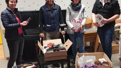 Bild: Simon Rosner/exb
Gaby Reiml, Emmanuel Ogbu, Helga Reimer und Simon Rosner (von links) freuten sich über enorme Anzahl an Brillenspenden.