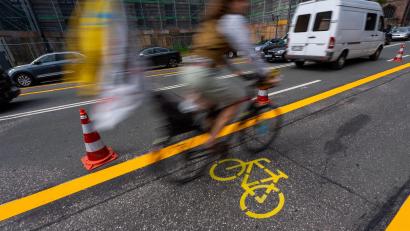 Archivbild: Peter Kneffel
Ein Radfahrer fährt über einen Pop-Up-Radweg in München.
