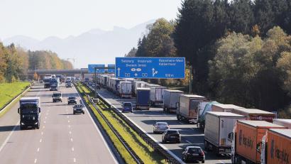 Bild: Josef Reisner
Lastwagen stauen sich kilometerlang im Inntal auf der Autobahn 8 in Richtung Österreich.