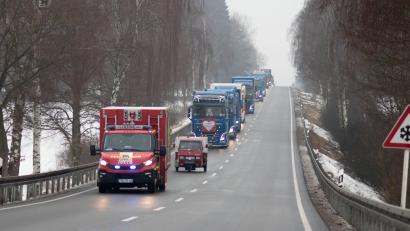 Bild: dtr
Über 120 Trucker unterstützten die Aktion Hilfe für Hugo. Auf und neben der Strecke war einiges los. In Tirschenreuth verwöhnten die Stiftlandgriller und Feuerwehr die Wartenden mit Currywurst, Grillfleisch und Whisky-Zwiebeln.