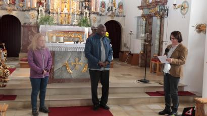 Bild: aun
Bei der Spendenübergabe (von links) Lea Brenner von der Missio München, Priester Abbe Fulgence Coly aus dem Senegal und KLB-Vorsitzende Margarete Hiereth von der Ortsgruppe Utzenhofen.