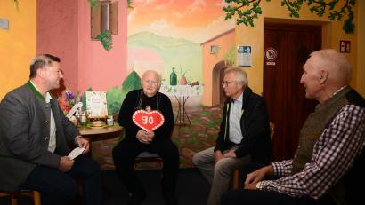 Bild: bey
Ünübersehbar: Erwin Klotz feierte seinen 90. Geburtstag. Nach der Überbringung der Glückwünsche schwelgten der Jubilar mit Bürgermeister Rainer Rewitzer (links), Max Baierl vom OWV Pleystein und Max Müllhofer vom CSU-Ortsverband Pleystein in alten Erinnerungen.