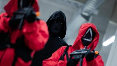 Symbolbild: Rolf Vennenbernd
Mitarbeiter des Kostümhändlers Deiters posieren in Kostümen aus der Serie "Squid Game" des Streaming-Anbieters Netflix.