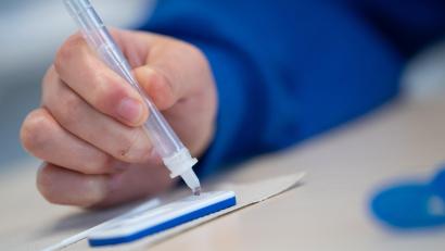 Symbolbild: Sven Hoppe
Eine Schülerin führt einen Corona-Schnelltest durch.