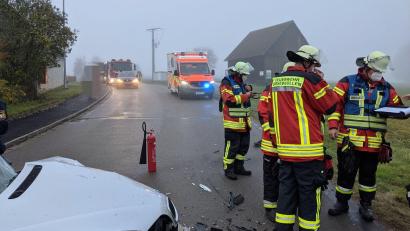 Bild: jma
Ein Frontalzusammenstoß zweier Autos am Mittwochmorgen im Nebel bei Weiherzant (Gemeinde Ursensollen).