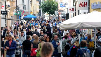 Bild: Stephan Huber
So sah es am Sonntag, 3. Oktober, in der Amberger Georgenstraße aus. Mit ähnlichen Menschenmassen rechnen die Einzelhändler auch am kommenden Sonntag, 24. Oktober, an dem die Läden erneut von 13 bis 18 Uhr geöffnet sind. Parallel dazu findet der Krüglmarkt am Malteserplatz statt.