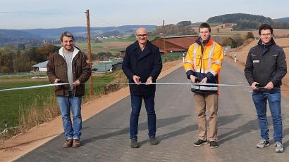 Bild: Franz Stockerl/exb
Die Bauarbeiten sind beendet. Ingenieur Martin Dunst, Bürgermeister Maximilian Beer, Simon Heiser von der VG Neunburg sowie Thomas Meier von der Firma Fischer (von links) gaben das neue Straßenstück für den Verkehr frei.