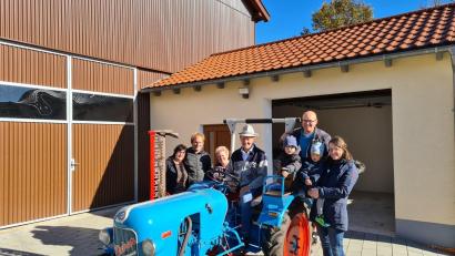 Bild: soj
Glückwünsche erhielt Jubilar Richard Kausler (Vierter von links) von Schwiegertochter Silke, Sohn Andreas, Ehefrau Monika, Enkel Fabian, Sohn Stefan, Enkel Elias und Schwiegertochter Monika (von links).