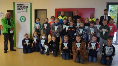 Bild: wec
Glücklich nach bestandenerRadfahrprüfung: Die Kinder der vierten Klasse mit ihren Verkehrsausbildern von der Polizei sowie Andreas Bahle (links) von der Verkehrswacht und Fabian Gräml (hinten rechts) von der Sparkasse.