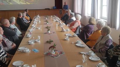 Bild: ld
Viele waren der Einladung zu einer nachgeholten Geburtstagsfeier gefolgt. Über die Tätigkeit der Nachbarschaftshilfe berichtete Altbürgermeister Ludwig König (am Rednerpult).