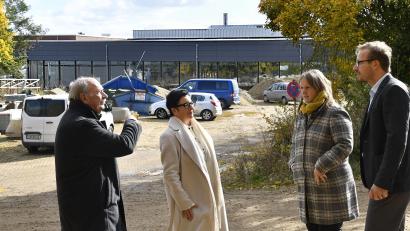 Bild: Petra Hartl
Das Dach der neuen Realschule-Turnhalle ziert künftig auch eine Photovoltaikanlage. Das freut die SPD-Stadtratsfraktion. Im Bild (von links): Dieter Amann, Fraktionsvorsitzende Birgit Fruth, Simone Böhm-Donhauser und Schulleiter Matthias Schall.