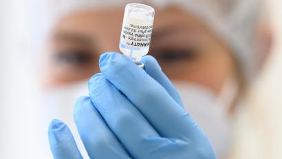 Symbolbild: Robert Michael
Eine medizinische Mitarbeiterin bereitet den Wirkstoff Comirnaty von Biontech/Pfizer für Impfungen gegen das Coronavirus vor.