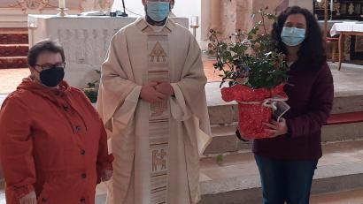 Bild: Theresia Otterbein/exb
Pfarrer Johannes Arweck und Theresia Otterbein verabschieden die langjährige Organisatorin der Kirchenzeitung, Martina Reif (rechts).