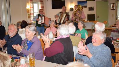 Bild: bnr
Gute Stimmung herrschte bei der Senioren-Nachkirchweih des Seniorenbeirates. Die "Weißwurstmusi" begeisterte mit ihren Liedern.