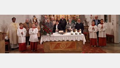 Bild: soj
Die Jubelpaare nach dem Gottesdienst am Altar mit Pfarrer Pater Anish George (hinten, links) und Kirchenpfleger Stefan Kausler (hinten, rechts): Josef und Inge Anzer (vorne, von links) sowie Regina und Erwin Kastner sowie (obere Reihe, von links) Rainer und Tanja Zaus, Gerhard und Gisela Pelzer, Norbert und Sigrid Riedl.