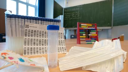 Symbolbild: Peter Kneffel/dpa 
Die Kosten, die den Schulen in Weiden durch die Corona-Testpflicht entstehen, übernimmt der Freistaat Bayern.