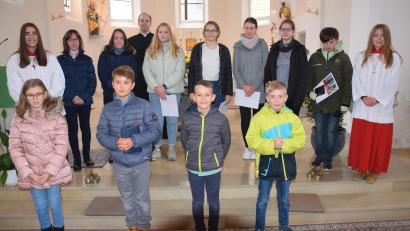 Bild: bö
Pfarrer Hans Jürgen Zeitler bedankte sich im Namen der Pfarrei St. Peter bei den acht ausscheidenden Ministrantinnen und Ministranten. Dafür sind fünf neu dazu gekommen.