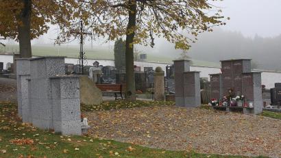 Bild: wro
Intensiv befasste sich der Marktgemeinderat mit dem Thema Grabschmuck an den Urnenstelen im Fuchsmühler Friedhof.
