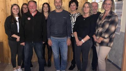Bild: dp
Vorsitzender des Bayern-Fanclubs Pullenried bleibt Johann Haberl (Dritter von links), sein Stellvertreter (rechts daneben) Johann Kleber. Im Bild das Vorstandsteam.