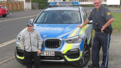 Bild: Polizeiinspektion Tirschenreuth/exb
Der 13-jährige Yannik aus Wiesau wünschte sich, ein Polizeiauto zu sehen und einmal darin mitzufahren. Beamte der Polizeidienststelle in Tirschenreuth machten es für den Jungen möglich.