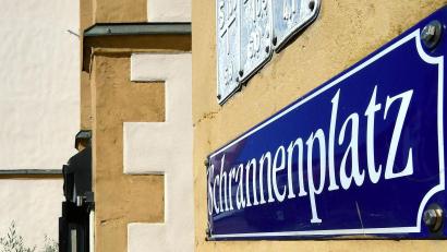 Bild: Petra Hartl
Am frühen Samstagmorgen wurde am Schrannenplatz in Amberg ein Disco-Besucher auf der Tanzfläche attackiert, später sprühte ein Unbekannter in dem Club Pfefferspray in die Menge und schließlich wurde draußen noch eine Gruppe junger Erwachsener angegriffen.