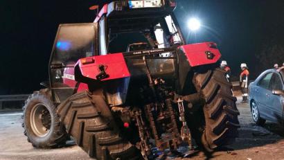 Bild: Portner
Sowohl der Traktor als auch der Mercedes wurden beim Unfall total beschädigt und mussten von einem Abschleppunternehmen geborgen werden.