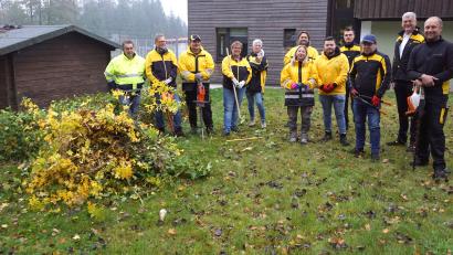 Bild: bkr
Einen sauberen Schnitt erhielten die Hecken und Blumenbeete im SOS-Kinderdorf von den elf gelben freiwilligen Gärtnern von der Deutschen Post.