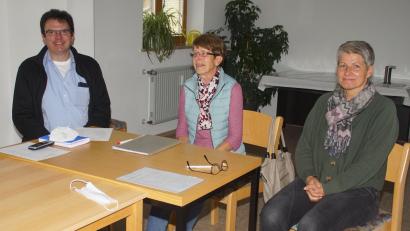Bild: mmj
Beim Krankenpflegeverein bleibt Christa Dobmeier (Mitte) Vorsitzende, als Stellvertreter bestätigten die Mitglieder Pfarrer Wolfgang Dietz. Claudia Reiter (rechts) gab bei der Versammlung Informationen aus der Caritas-Sozialstation Oberviechtach.
