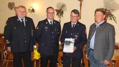 Bild: ral
Josef Bauer (Zweiter von rechts) wurde nach 43 Jahren im aktiven Dienst verabschiedet.