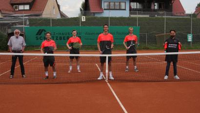 Archivbild: wro
Die Herren der aufstrebenden TB-Jahn-Tennissparte (hier im Bild mit Vorsitzendem Gerd Priemer, links) schafften den Aufstieg von der Kreisklasse in die Bezirksliga.