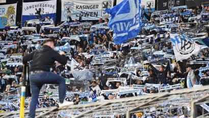 Bild: Angelika Warmuth/dpa
Die Westkurve im Grünwalder Stadion peitschte ihre Mannschaft zum Sieg gegen Schalke 04.