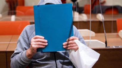 Bild: Sven Hoppe
Der wegen Mordes durch Unterlassen angeklagte Mann sitzt vor Prozessbeginn im Gerichtssaal. Foto: Sven Hoppe/dpa