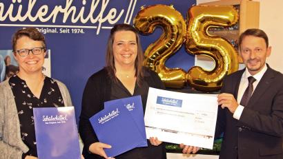 Bild: R. Kreuzer
Susanne Reinhardt und Sandra Pauly übergeben Oberbürgermeister Jens Meyer eine Spende über 2862 Euro.